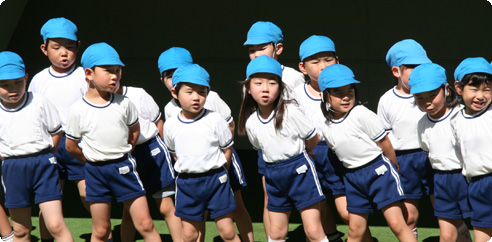 基本的生活習慣を身につけ　共に遊びや生活ができる子ども